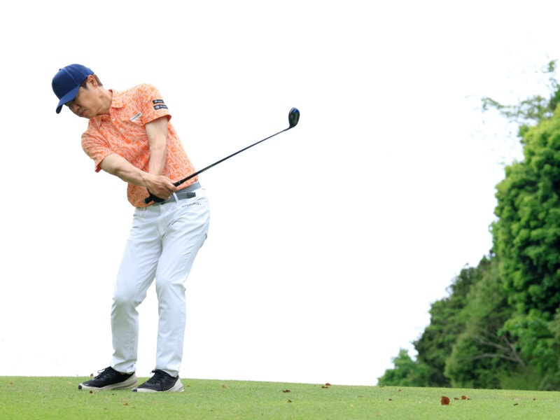 傾斜地や林の中からどう打つ？「グリップ短めスタンス狭め」が正解