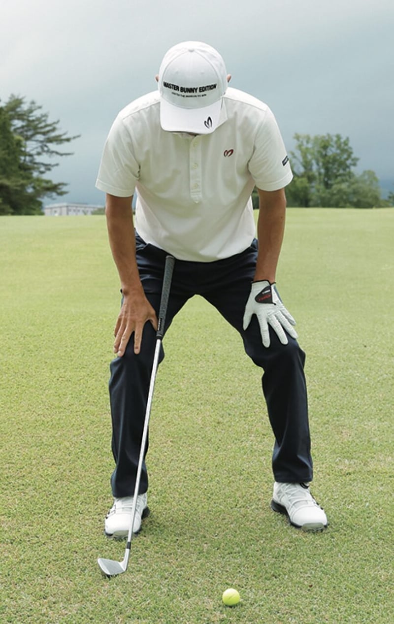 構え方を変えると引っかけない！ツマ先下がりからうまく打つコツは…