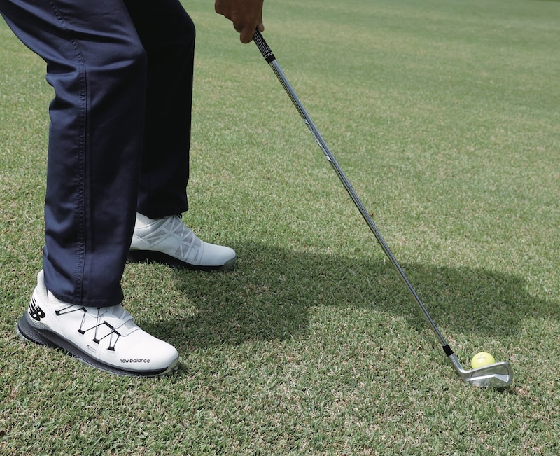 構え方を変えると引っかけない！ツマ先下がりからうまく打つコツは…