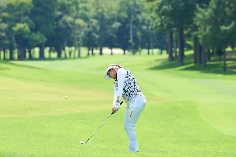 ゆるく握るとうまくいく!ラフからのアプローチの正解は?