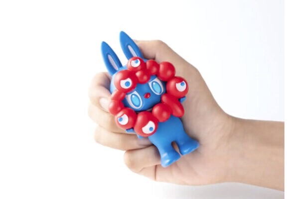 転売ヤーの餌食になるか「ラブブ」×「ミャクミャク」“初コラボ”限定フィギュア、Xが湧きそうだ