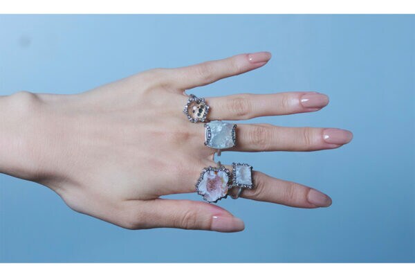 永遠に受け継がれる “消費されない” ジュエリー　無二の「天然ルース」と、地金はリサイクルシルバー