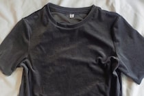 【GU】まだ暑い日も “秋コーデ” 完成？　790円の「シアーベロアTシャツ」が、季節のはざまで大活躍！ と話題沸騰 【正直レビュー】