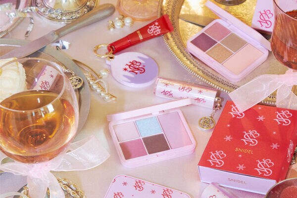 「ヤバイさすがに買う」「こっちに浮気しそう…」 【SNIDEL BEAUTY】2025年ホリデーコレクションに “悶える” 女子続出のワケ