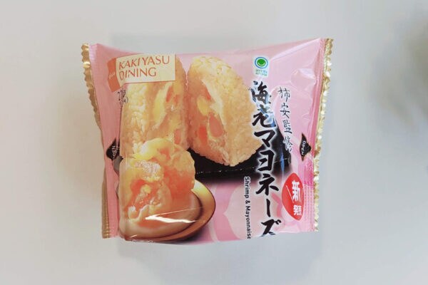【ファミマ】にデパ地下グルメが…！？　「柿安」監修おむすび 《海老マヨネーズ》 のスゴイところ、残念なところ【正直レビュー】