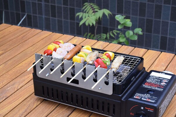 【串パにおすすめ】1780円で串焼きのイライラさようなら～！カセットコンロに使える串焼き革命児“串ピタ”現る