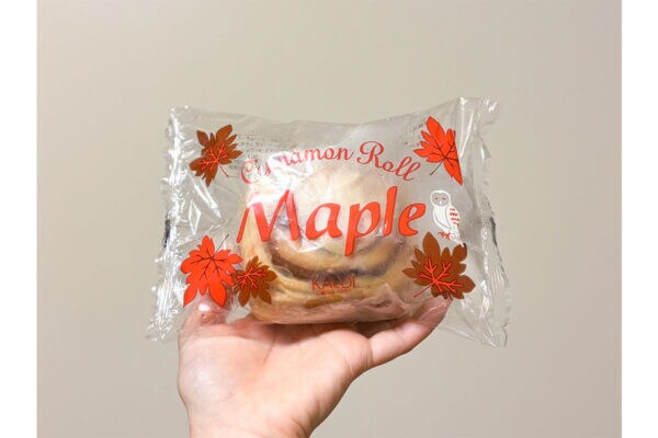 【カルディ】冷凍シナモンロール「メープル味」、ゴロッゴロに砕かれたメープルアーモンドの食べ応えに感動