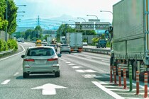 「サンキューハザードは知ってるけど…」3割しか知らない合流時の“運転マナー”あなたも勘違いしてるかも？