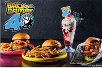 映画「バック・トゥ・ザ・フューチャー」40周年記念、コラボハンバーガーやシェイクが登場！オリジナルグッズも見逃せない