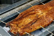 【なぜ】うなぎを生食しないの？「串打ち3年、裂き8年、焼き一生」うなぎ職人の修行が厳しい納得の理由