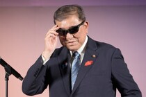 【万博きょう閉幕】 石破首相「朝からレアキャラに遭遇」。　赤ちゃんのように胸に抱いて… “黒ミャクミャク” と記念撮影