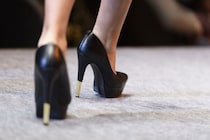 「ハイヒールがアウトレットから消える？」老舗ブランドの“方針転換”にSNS衝撃！！加速する「ヒール離れ」と市場のリアル