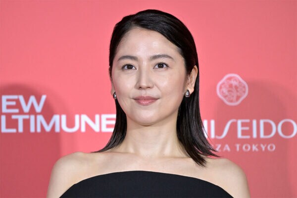 「下どうなってるんだ？」「裸エプロンみたい」映画祭で芸能人たちが魅せた個性的ドレス姿が大胆すぎて仰天