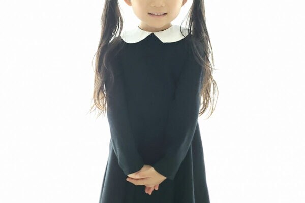 東京で子育ては無理ゲー！？「ジーンズNG」「夫の職業と車種を自己紹介で…」あまりの“異常”ルールにSNS悲鳴！ ママ友の監視社会と高すぎるコストに共感300万回超