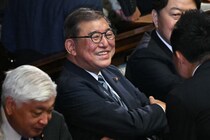 「誰が考えたんだ、この演出」「センスよ…」　石破前首相に贈られた 《花束》 にネットがザワついた理由