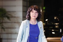 【衝撃】「よく気づいたね！」小野田大臣の“勝負銀ドレス”片山大臣の初入閣時と激似！？「そっくりすぎ衣装」Xで話題