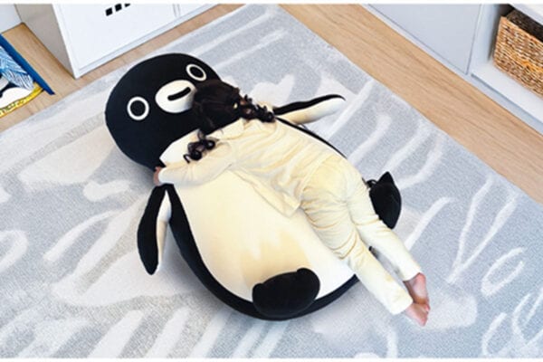 「Suicaのペンギン」が「ヨギボー」に変身！？ 家に帰りたくなる、愛らしいフォルムの快適ソファ登場