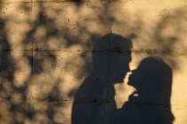 「脇が甘い」「何してんの？」有名人たちの“路上キス”事情…四千頭身・後藤から浅田舞まで！SNSはゲンナリ