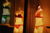 【年収1000万円超】のキャリア女性が、「半年に一度」実践する《習慣》とは　自己肯定感も “爆上がり”？