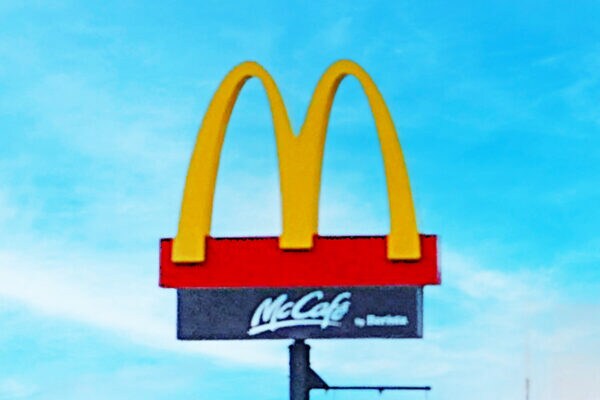 「何が何だか」「公式が病気」　マクド新CM動画に “意味不明” とコメント相次ぐ…　誰もが知る 《昭和のアニメ曲》 を、無茶苦茶なパロディーに
