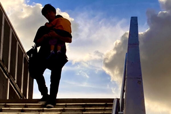 「マジで腹立つ」「子どもが可哀想…」SNSで話題の《お迎えキャンセルパパ》とは？ママたちが怒り心頭のワケ