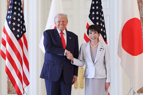 「神がかってる」高市首相の“二刀流ファッション”にSNS注目！空母で選んだ“最強ルック”が人気米映画のヒロインと一致か！？潜むメッセージを読み解く