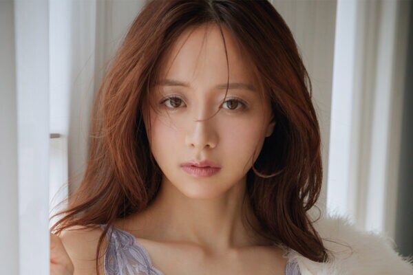 「こんなお尻が丸い人初めて見た」…　元人気女子アナ、驚異の “ヒップライン”　童顔と色気の 《ギャップ》 魅せつける