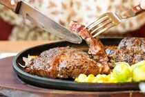 【物価高】今どき 《外食ランチ代》、平成と比べると、とんでもないコトに！？　値上がりしても “給料上がらず” の苦難