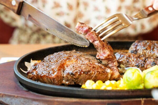 【物価高】今どき 《外食ランチ代》、平成と比べると、とんでもないコトに！？　値上がりしても “給料上がらず” の苦難