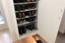 「くっさ…！」玄関の“悪臭”を秒で消す！？靴やブーツの「蒸れ臭」を撃退する裏ワザを紹介