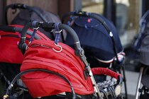 「ここベビーカー優先だから！」「当然でしょ」発言にモヤっ…“子連れ様”論争がSNSで再燃…！優先エレベーター問題に見る《マナーとルール》のバランス