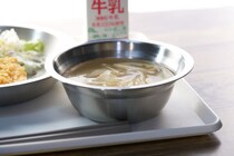 へずまりゅう投稿で話題！奈良の小学校給食“一食292円”にSNSが衝撃！「寂しい」トレイの現実に賛否両論
