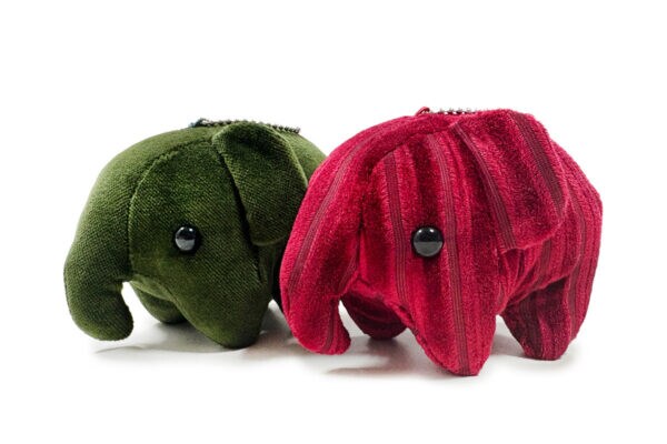 【福袋】「コメダ珈琲店」「おかげ庵」が「ドムドムハンバーガー」とのコラボ福袋を発表！各店舗の“ソファー柄生地”で仕立てた「どむぞうくん」マスコットが付いてくる♪