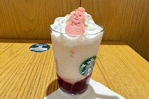 【スタバ】ホリデー“限定”「ストロベリー&ジョイフルメドレーティーフラペチーノ」をレビュー♪ 55円で“クッキートッピング”してみた！