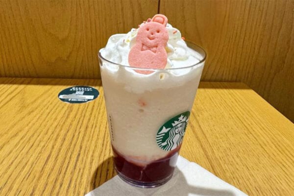 【スタバ】ホリデー“限定”「ストロベリー&ジョイフルメドレーティーフラペチーノ」をレビュー♪ 55円で“クッキートッピング”してみた！
