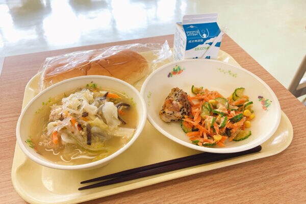 【衝撃】福岡市立学校で“給食2万食”がゴミに…理由は遠足ドタキャン・旅行失念！？驚きの食品ロスに「組織運営ゴミ」「先生が可哀想」非難と哀れみの声