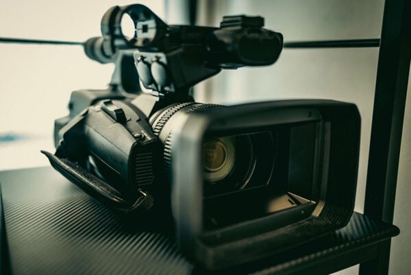 「アイドルや女優の世界観を壊す」人気監督のSNS投稿が物議！？橋本環奈やジェシーとの「内輪ネタ」公開がファンの怒りを買うワケ