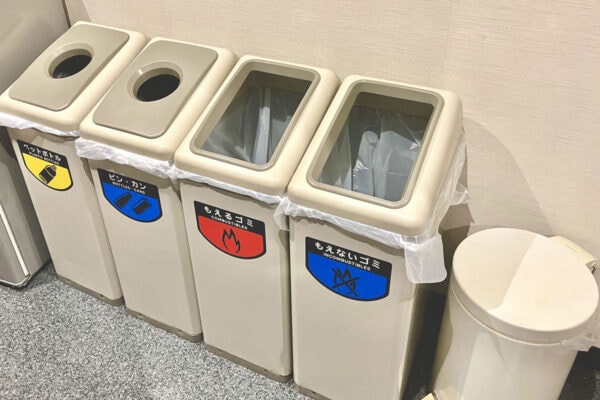 「気づいた人がやる」で結局いつも同じ人が…SNSで話題沸騰“職場の闇”を表す《ゴミ箱の法則》とは