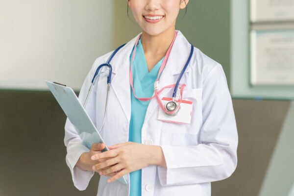 「たった50万でしょ」「支援者に返せ」クラファンで集めた“夢の資金”にSNSが物議！心臓外科医志望から美容外科へ転身した30歳医師に問われる「道義的責任」とは