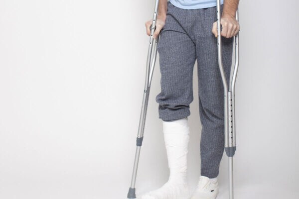 相次ぐお笑いタレントの負傷「体を張ってこそ」の代償ですまされる？全治3カ月のチョコプラ長田、アキレス腱断裂のカミナリ竹内…芸能界を揺るがす安全管理の問題