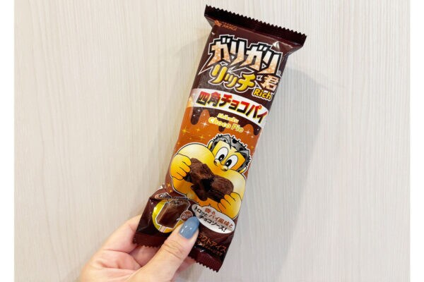 【ガリガリ君リッチ】シリーズ「 四角チョコパイ」を正直レビュー!食べ進める中で見えてくる…“アイスの新たな可能性”ここにあり