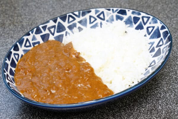老舗カメラメーカーが“カレー”を販売！？カメラおじさんのアウトドア幻想かよ！→食べてみたら白米泥棒すぎて危険すぎぃ！！