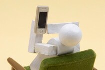 夫のスマホ使用に「イライラする」と回答する妻たち…。家族時間を妨げる3つの問題行動とは？