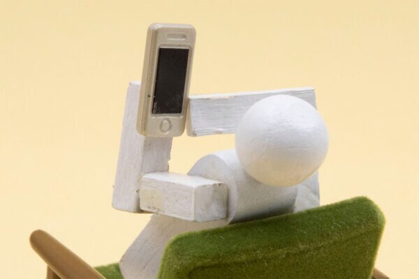 夫のスマホ使用に「イライラする」と回答する妻たち…。家族時間を妨げる3つの問題行動とは？