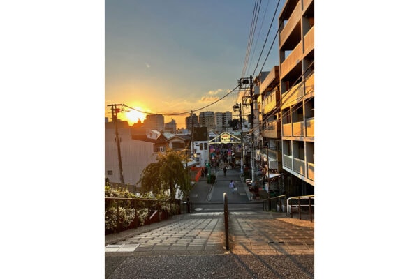 「夕焼けはもう見えない…!?」谷中銀座の名所“夕焼けだんだん”にマンション建設でSNS激怒。「無粋すぎる」「寄り添うって何?」