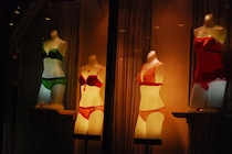 「着けたら外で服を脱ぎたくなる…？」ピーチジョンの“国宝級ブラ”がSNSで再燃！？「俵屋宗達を胸に宿す」パワーワードに共感殺到