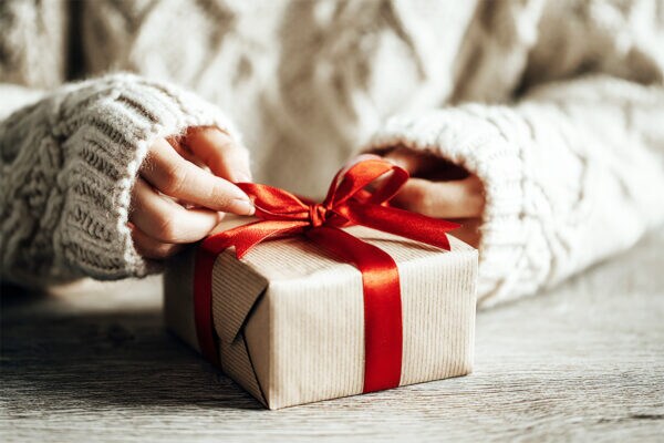 【男性必見】女性に贈って《喜ばれた》誕生日プレゼント！　4位：バッグ、3位：財布…　圧倒的1位は “永遠の定番”