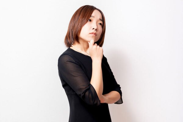 「ご先祖様が『オッ透け感！』って思うわけないだろ」葬儀の“黒タイツNG・透け感必須”マナーに「誰得？」「キモい」と批判殺到