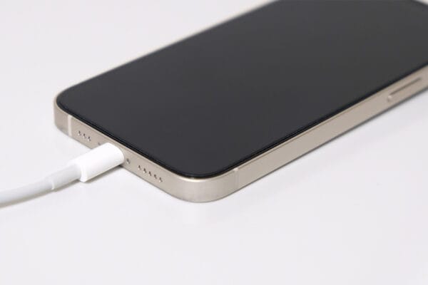 【iPhone】バッテリー「減りが早くなった」と感じる人、8割弱も！　気になる “原因” と、 バッテリー交換は…する？しない？