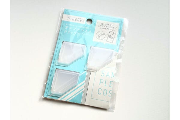 【セリア】便利グッズ“サンプルパウチ使い切れない問題”を解決!「サンプルコスメクリップ」の使用感をレビュー